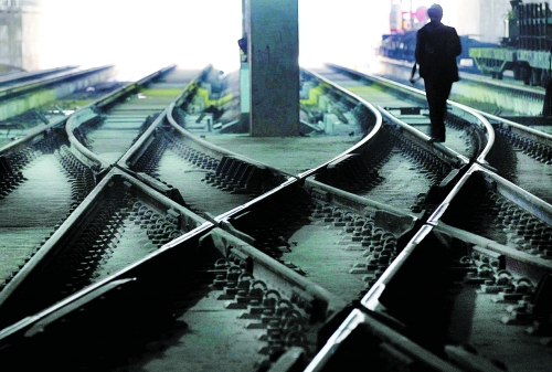 ▲鄭州地鐵1號(hào)線(xiàn)醫(yī)學(xué)院站，地下18米縱橫交錯(cuò)的鐵軌伸向遠(yuǎn)方。