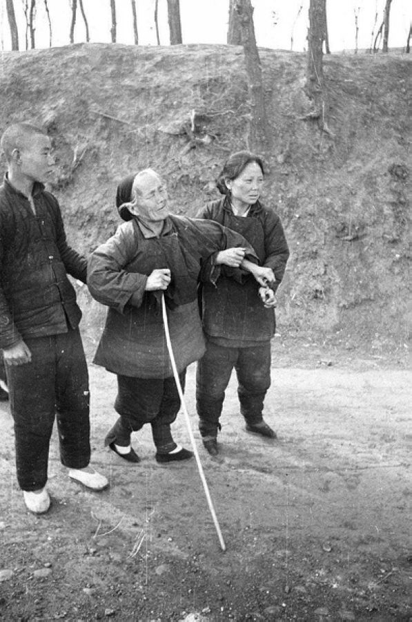 災民，看到左側年輕人的白鞋，應該是剛死去親人