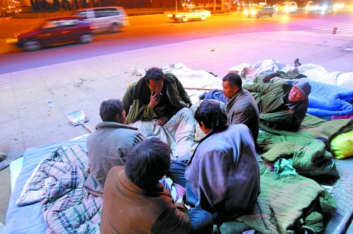 寒風(fēng)里，他們以打牌來打發(fā)枯燥的生活。