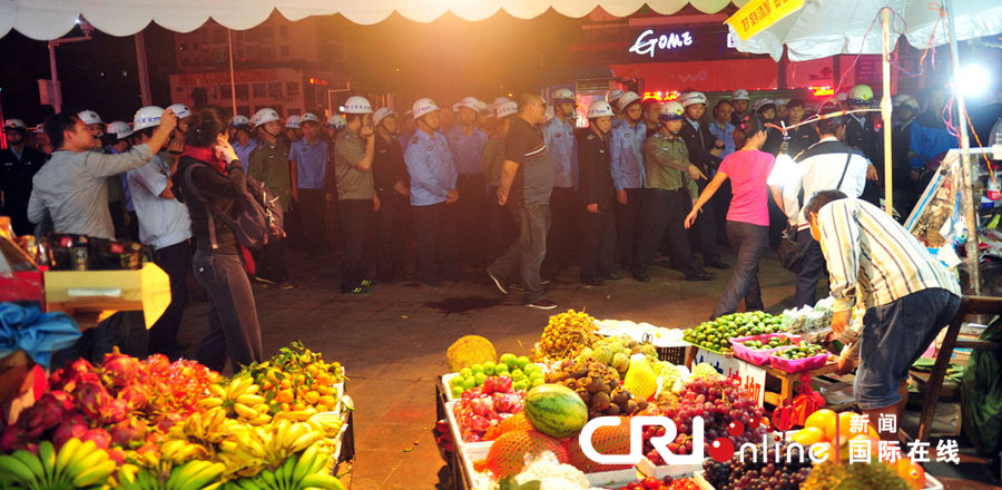 2012年12月26日晚，海南省三亞市，三亞市綜合行政執(zhí)法局河西大隊近百名城管上街執(zhí)法。