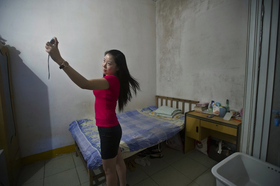 實(shí)拍膠囊公寓里的青春