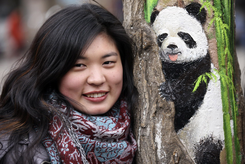 　3月1日，在河北省石家莊市九中街，王月與她的“樹洞畫”作品拍攝合影。