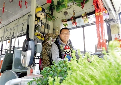 米奇、中國結(jié)、流氓兔、綠色植物、各種表情的小豬裝扮車廂