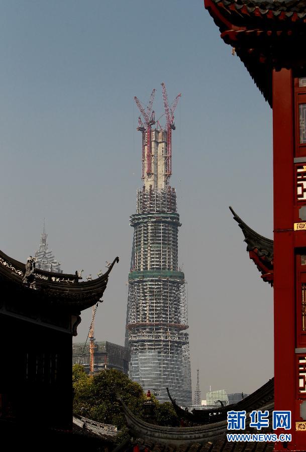 在上海豫園遠(yuǎn)眺在建的國(guó)內(nèi)第一高樓“上海中心”（4月11日攝）。