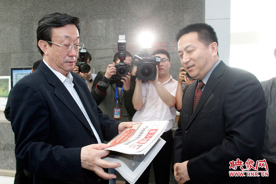 東方今報(bào)報(bào)社社長(zhǎng)趙國(guó)平向河南省委書(shū)記、省人大常委會(huì)主任郭庚茂匯報(bào)東方今報(bào)的內(nèi)容、發(fā)行等情況 東方今報(bào)