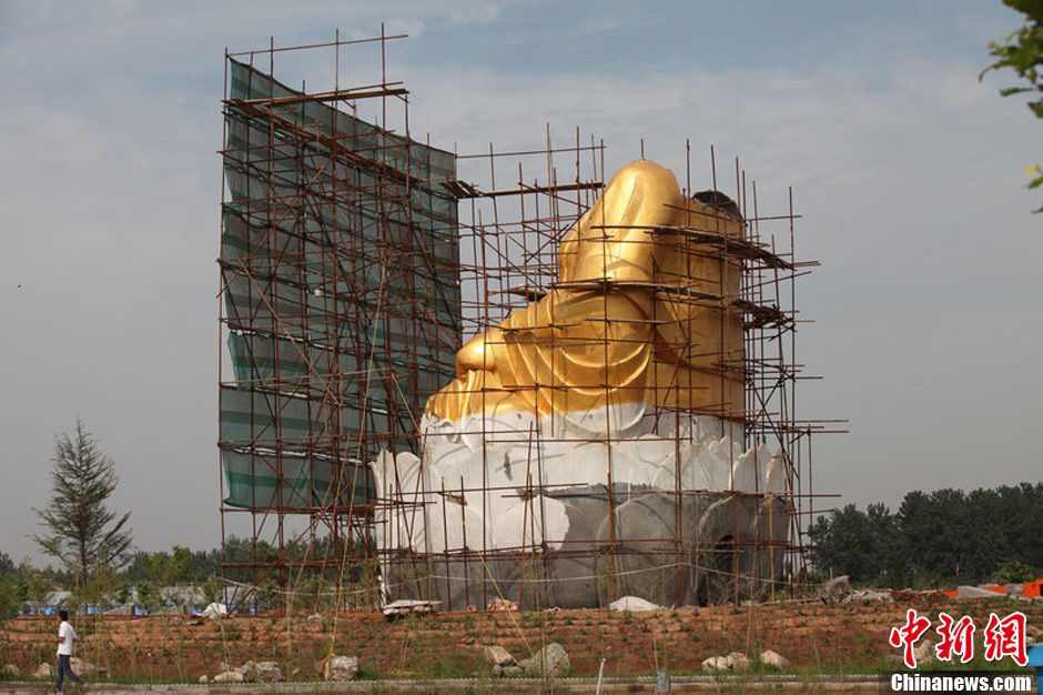 圖為被拆掉頭的雕塑。王友 攝