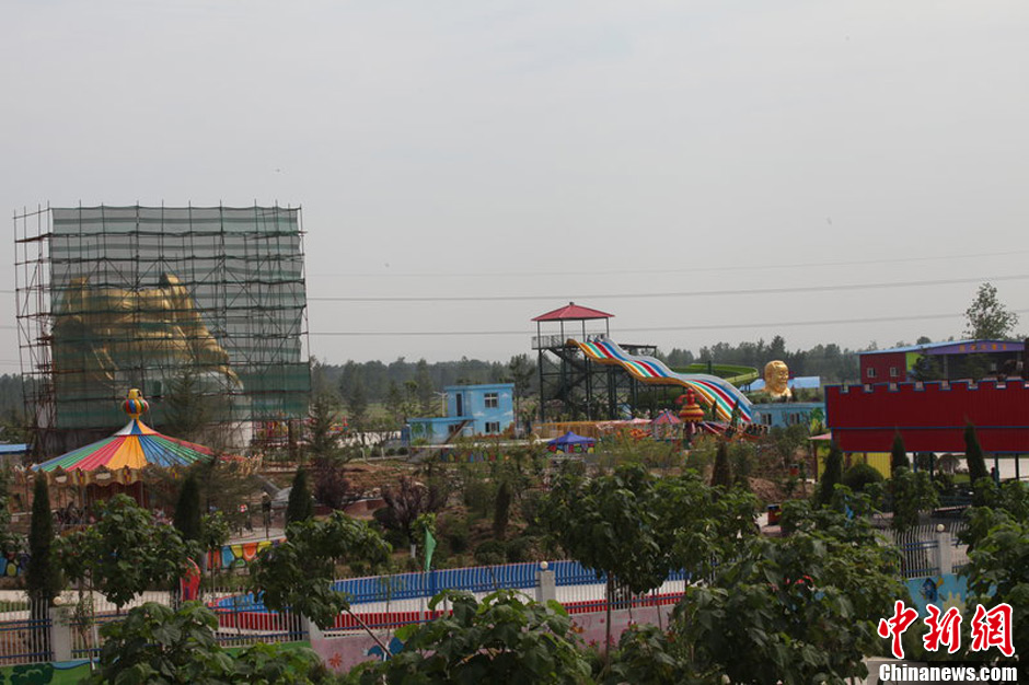 圖為被拆掉頭的雕塑。王友 攝