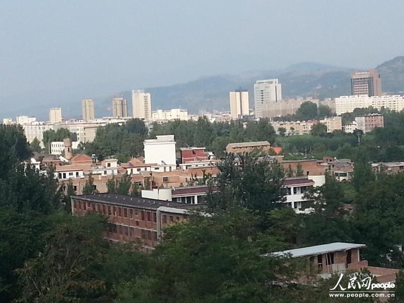 圖為盧氏縣委的土坯辦公房在高樓林立的縣城很不起眼。圖片來源：人民網(wǎng)