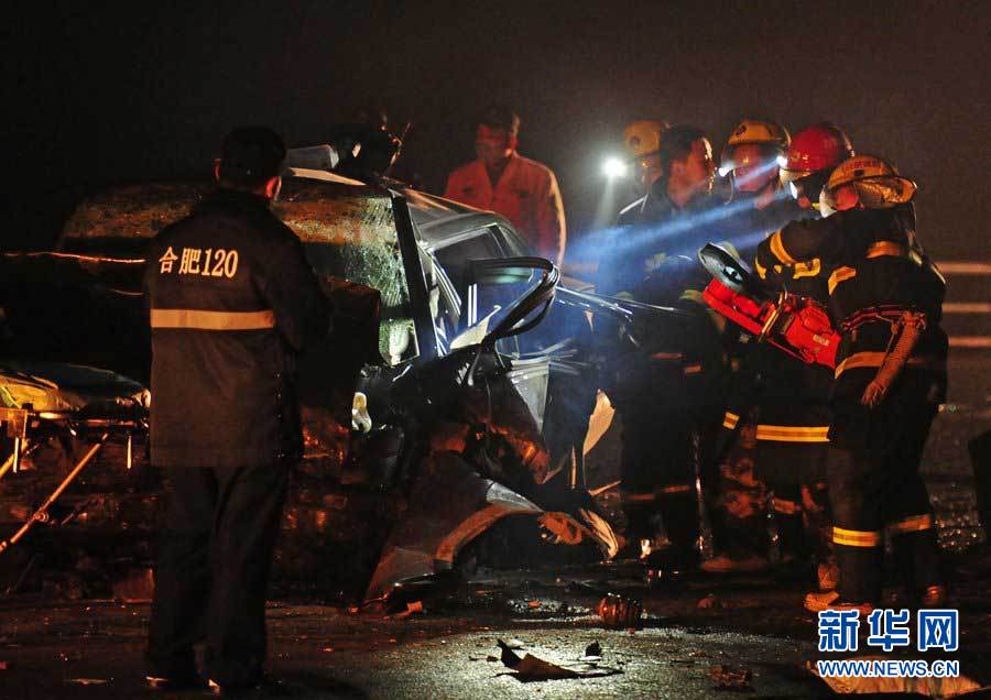 2013年1月9日，合肥，事故現(xiàn)場，兩輛受損車輛已經(jīng)全部變形