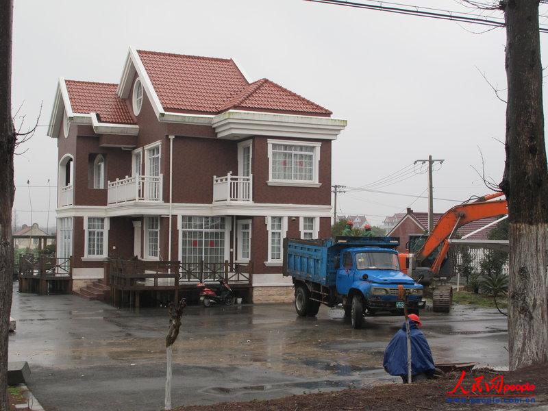 上海浦東一副區(qū)長(zhǎng)“2600平方米豪宅”圍墻被拆