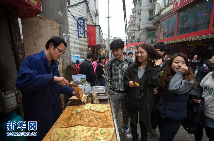 （晚報）（3）創(chuàng)業(yè)賣燒餅的大學(xué)生