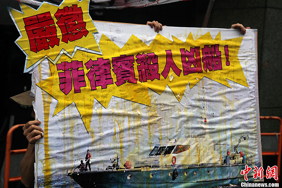 圖為一個抗議紙板蛋痕累累，持板人躲在紙板后面。中新社發(fā) 董會峰/攝