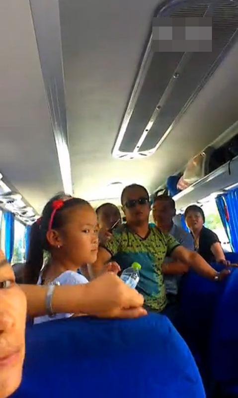 導(dǎo)游持刀逼購(gòu)物：“不買(mǎi)弄死你”