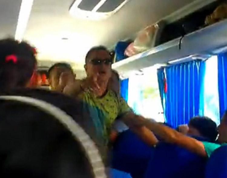 導(dǎo)游持刀逼購(gòu)物：“不買(mǎi)弄死你”