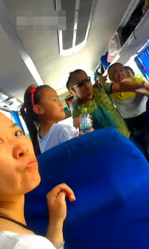 導(dǎo)游持刀逼購(gòu)物：“不買(mǎi)弄死你”