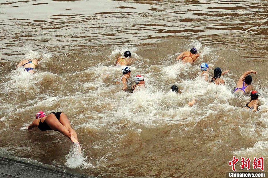 圖為參加搶渡賽的女選手們劈波斬浪。中新社發(fā) 張暢 攝