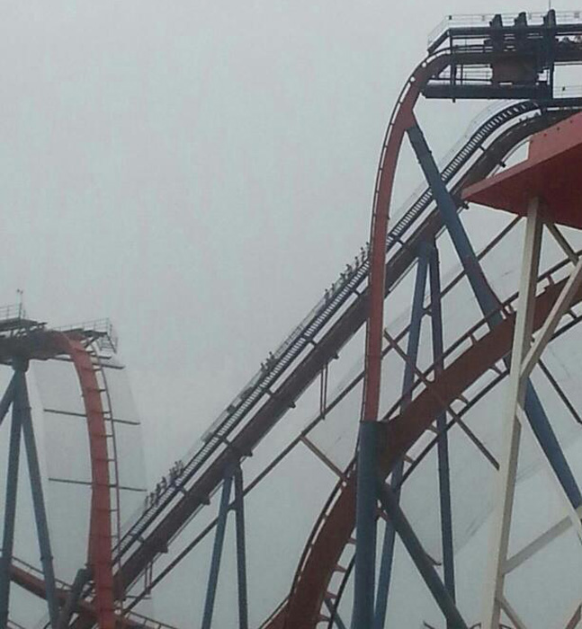 上海過(guò)山車(chē)卡在半空