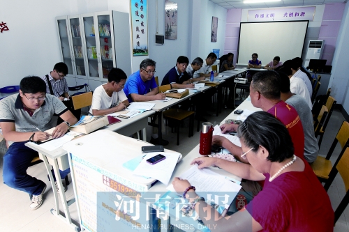 消費(fèi)者代表和旁聽人員走進(jìn)社區(qū)，聽取市民關(guān)于鄭州地鐵的意見和建議