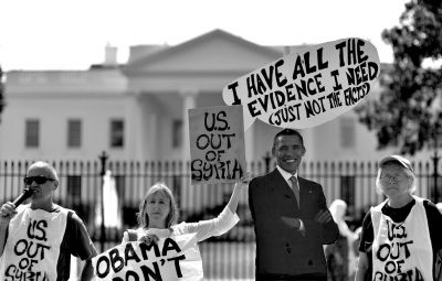 2日，反戰(zhàn)人士在白宮前高舉標語，抗議美國可能對敘動武。