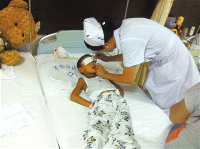 昨日傍晚，山西省眼科醫(yī)院醫(yī)生給斌斌點(diǎn)了兩次“眼藥水”。