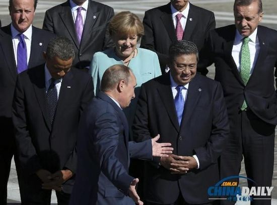 奧巴馬低頭不看普京，普京也閉眼做鬼臉并攤手表無奈。