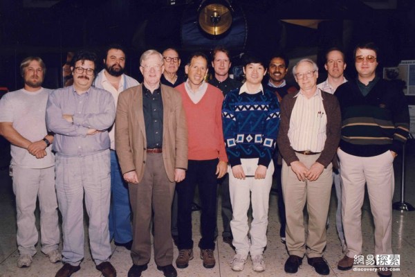 圖為照顧旅行者的工作人員。