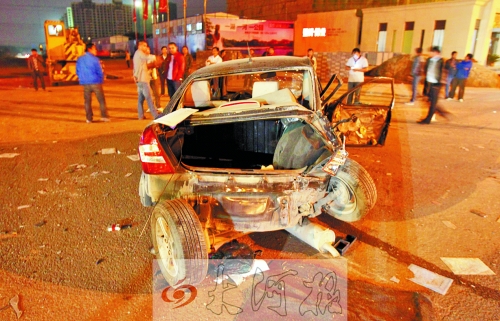 新鄭寶馬連撞兩車后沖進(jìn)戲臺邊人群致1死7傷