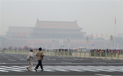 9月29日，游客行走在天安門廣場西側路上，當日霧霾嚴重。