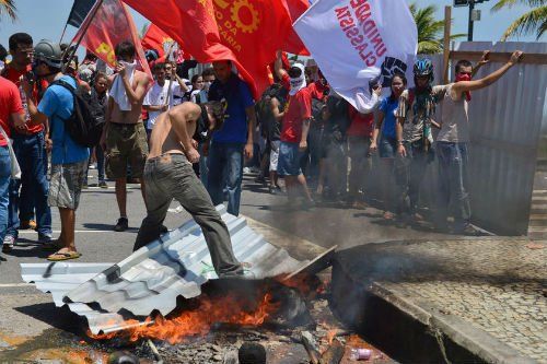 當(dāng)?shù)貢r(shí)間10月21日，巴西里約熱內(nèi)盧近海一座油田舉行開采權(quán)競(jìng)標(biāo)，引發(fā)示威者抗議，與負(fù)責(zé)安保的大量配槍巡邏士兵發(fā)生沖突。 CFP