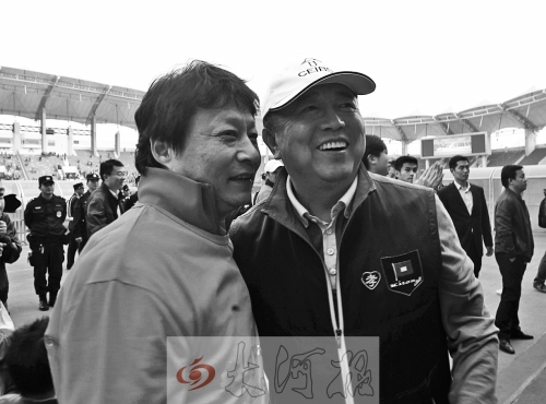 比賽結(jié)束后，老胡熱情擁抱老唐。