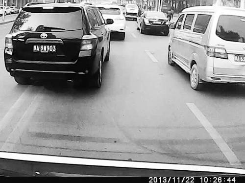 這輛黑色車輛不避讓執(zhí)行緊急任務的救護車，并壓著雙黃線變更車道。唐韜/圖