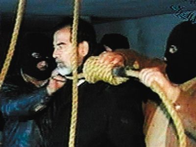 警衛(wèi)給薩達(dá)姆套上絞刑工具。