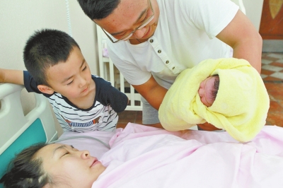 一家四口其樂融融，但二孩證卻讓男主人操心。