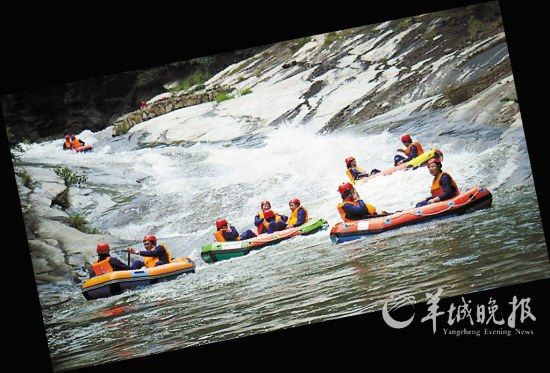 　　湖北紅安縣,游客在對天河漂流。