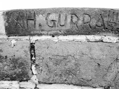 　　圖為長城城墻上的刻痕。記者 王昊魁攝　