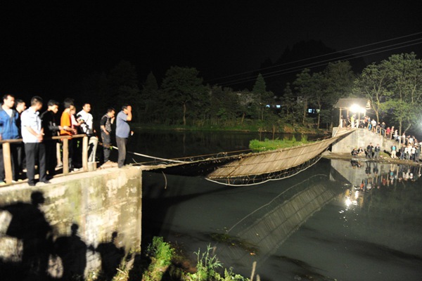 鳳凰古城經(jīng)歷塌橋驚魂