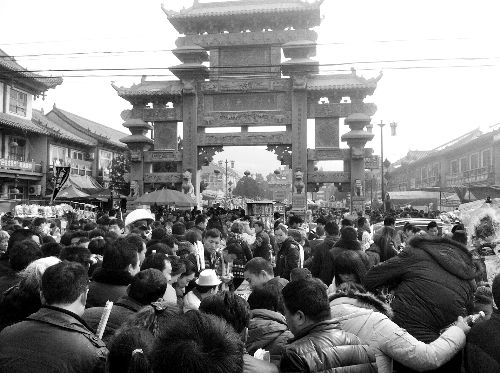 比春運更擠的地方是?？h廟會(組圖)