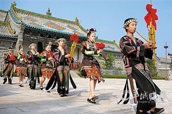 山東臺(tái)兒莊古城內(nèi)，來(lái)自外地的演員表演蘆笙舞 王建華 攝