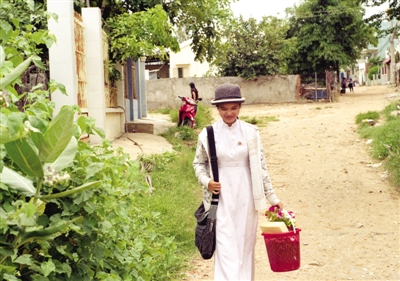 美奈漁村內(nèi),放學(xué)歸來的女學(xué)生?！∨恼摺≌労Ｃ? width=