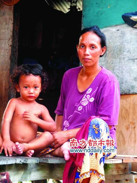 小木屋邊的母子。