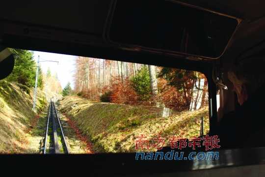 小火車(chē)一路向上，沖破云層，豁然開(kāi)朗，乘客們的歡呼聲適時(shí)響起，一切漸入佳境。