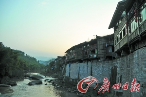 　　夕陽下的古鎮(zhèn)。　