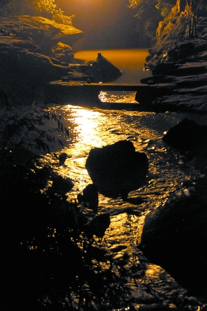 　　夜幕下古鎮(zhèn)江邊?！? complete=