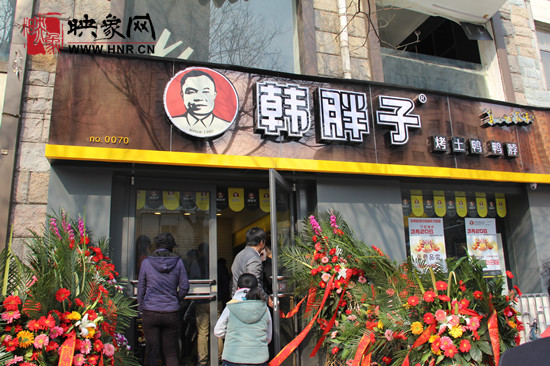 　　“韓胖子”千只茶香雞茶香鴨捐贈環(huán)衛(wèi)工人、農(nóng)民工學(xué)子和鄭州市社會福利院。