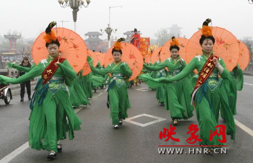 　　3月30日上午,開封市舉行2013中國(guó)(開封)清明文化節(jié)踏春巡游活動(dòng)?！?　　