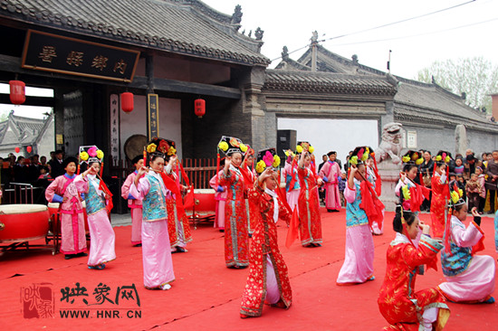 游客參觀清明小長(zhǎng)假新推出的本土特色節(jié)目《鼓樂迎賓》。