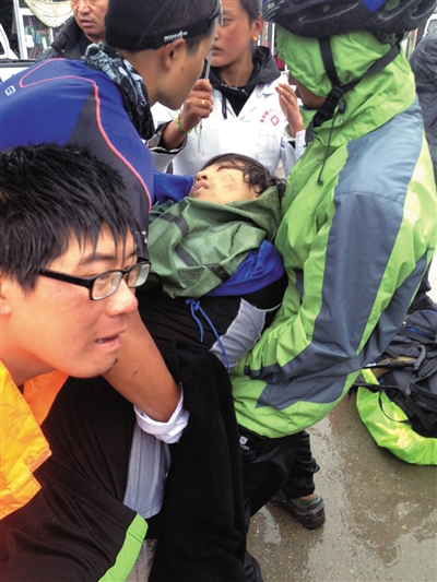 事發(fā)后,有驢友幫忙救治李翔(中)。驢友供圖