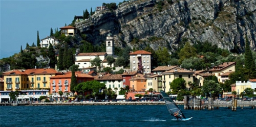 親近寧?kù)o大自然 盤(pán)點(diǎn)全球12大適宜度假的湖泊