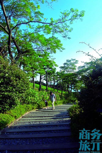 很多父母會帶著孩子在步行道漫步。