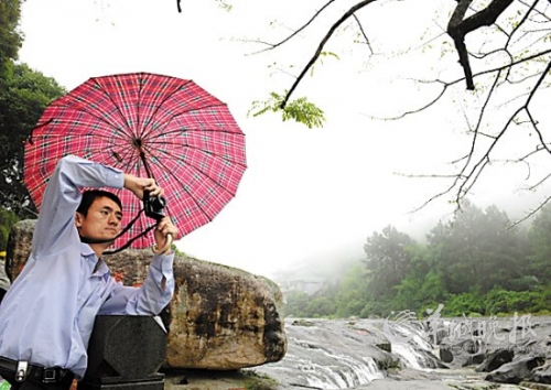 九鯉湖景區(qū)大霧籠罩,霧中美景若隱若現(xiàn),宛如人間仙境。